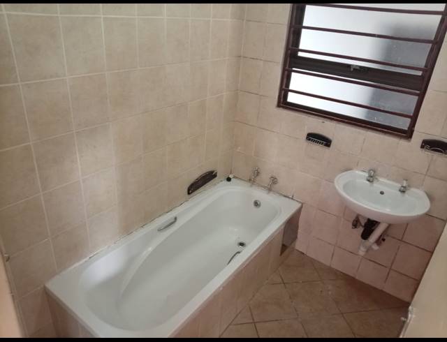 6 BEDROOM HOUSE FOR SALE IN COSMO CITY